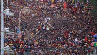 Prosesi keagamaan itu pun disebut yang terbesar di dunia. Reuters/Soe Zeya Tun.