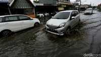 Genangan ini disebabkan drainase yang buruk di kawasan tersebut.
