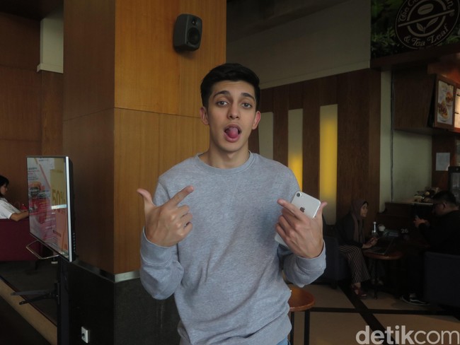 Jauh dari ingar-bingar dunia hiburan Indonesia, Sarah menemukan kebahagiannya sebagai seorang ibu.  Mungkin seperti ibu kebanyakan, saya merasa menjadi perempuan seutuhnya ketika Al lahir, kata adik Ayu Azhari ini. Foto: Daniel Ngantung/Wolipop