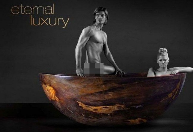 Le Grand Queen Bathtub, harga USD 1,74 juta atau sekitar Rp 24,6 miliar. Bak mandi ini tidak terbuat dari emas atau logam mulia lainnya, tapi kayu langka dari jutaan tahun lalu. Bak mandi ini terbuat dari kayu yang telah berusia 180 juta tahun. Perusahaan Caijou membawa kayu ini dari Indonesia dengan truk 10 ton. Pengangkutan kayu melibatkan 200 orang dan menghabiskan waktu hingga 600 ribu jam. Foto: Dok. Luxury Launches
