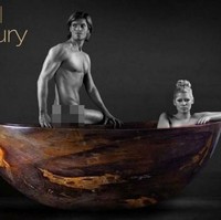 Le Grand Queen Bathtub, harga USD 1,74 juta atau sekitar Rp 24,6 miliar. Bak mandi ini tidak terbuat dari emas atau logam mulia lainnya, tapi kayu langka dari jutaan tahun lalu. Bak mandi ini terbuat dari kayu yang telah berusia 180 juta tahun. Perusahaan Caijou membawa kayu ini dari Indonesia dengan truk 10 ton. Pengangkutan kayu melibatkan 200 orang dan menghabiskan waktu hingga 600 ribu jam. Foto: Dok. Luxury Launches