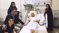 Cawapres Sandiaga Uno menjenguk Ustaz Arifin Ilham pada Selasa (8/1) malam. Sandiaga mengatakan kunjungan itu hanya berlangsung singkat karena Ustaz Arifin Ilham perlu istirahat (Instagram alvin_411)