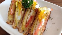 3K Coffee punya roti panggang enak bernama Melted Cheese Sandwich. Coffee shop di kawasan Kemang ini memakai 4 potong sandwich bentuk segitiga. Isiannya tomat, keju, dan telur dadar yang masih agak basah. Permukaannya diberi peterseli. Foto: dok. detikFood