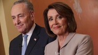 Keduanya pun mengatakan keinginan Trump telah menyandera rakyat. Schumer pun menuduh Trump berupaya memerintah dengan merajuk dan memproduksi krisis. Getty Images/Chip Somodevilla.