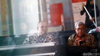 Sesekali ia nampak mengecek telepon genggam.