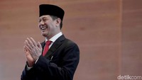 Sebelumnya, mantan Komandan Pasukan Pengamanan Presiden (Paspampres) pada masa Presiden Susilo Bambang Yudhoyono (SBY) itu dilantik dengan Surat Keputusan Presiden No 5/P Tahun 2019 tentang Pengangkatan Kepala Badan Nasional Penanggulangan Bencana. Jokowi memimpin langsung pengambilan sumpah jabatan Doni.