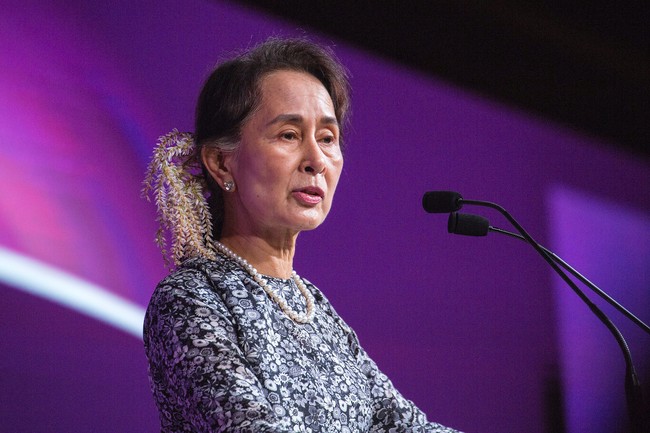 Aung San Suu Kyi juga menjadi inspirasi bagi banyak orang, terutama wanita. Ia pantang menyerah dalam melawan kekerasan. Jadi tahanan rumah selama 15 tahun, wanita asal Myanmar tersebut dianugerahi banyak penghargaan termasuk Nobel di 1991. Wanita 73 tahun itu pun kini menjadi penasehat negara Myanmar sejak 2016. Foto: Getty Images