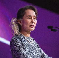 Aung San Suu Kyi juga menjadi inspirasi bagi banyak orang, terutama wanita. Ia pantang menyerah dalam melawan kekerasan. Jadi tahanan rumah selama 15 tahun, wanita asal Myanmar tersebut dianugerahi banyak penghargaan termasuk Nobel di 1991. Wanita 73 tahun itu pun kini menjadi penasehat negara Myanmar sejak 2016. Foto: Getty Images