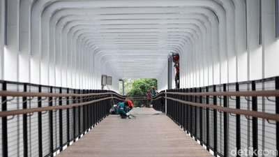 Keren! JPO Bundaran Senayan Ini Hampir Rampung