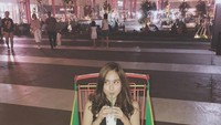 Lebih unik karena kali ini Salshabilla minumnya di dalam trolley! Ya ampun, kok muat ya? Foto: Instagram salshabillaadr