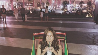 Minum di Trolley hingga Makan Durian, Kulineran Seru ala Salshabilla Adriani