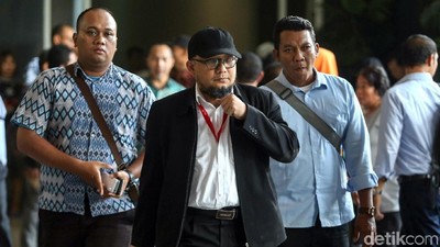 Gaya Novel Baswedan Saat Bersaksi di Sidang Lucas