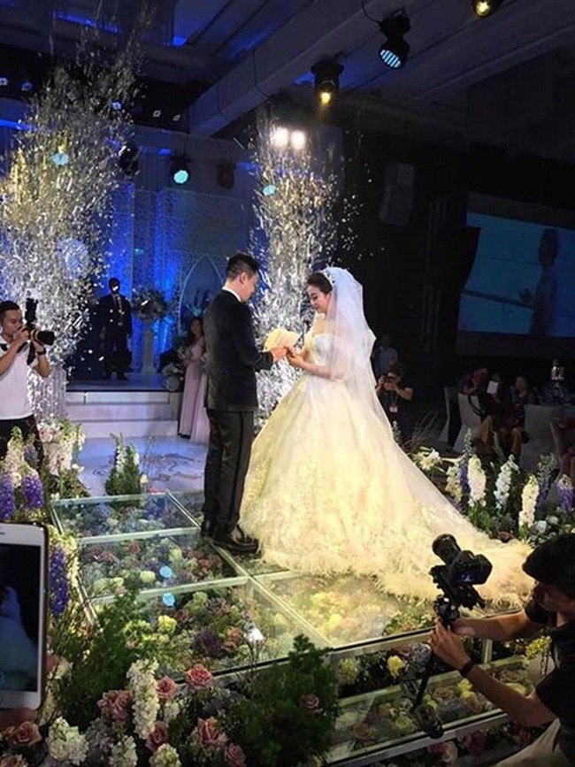 Dang Tuan sengaja menyembunyikan kekayaannya karena dia tidak ingin kekasihnya itu tahu. Mereka pun menikah pada April 2017 dalam pernikahan megah di sebuah hotel bintang lima di Hanoi. Pasangan yang kini tinggal di Rusia ini pun telah memiliki dua anak. Van Anh juga mengungkapkan dirinya akan jatuh cinta pada suaminya tanpa memandang status keuangannya, karena kepribadiannya yang menariknya. Foto: Istimewa