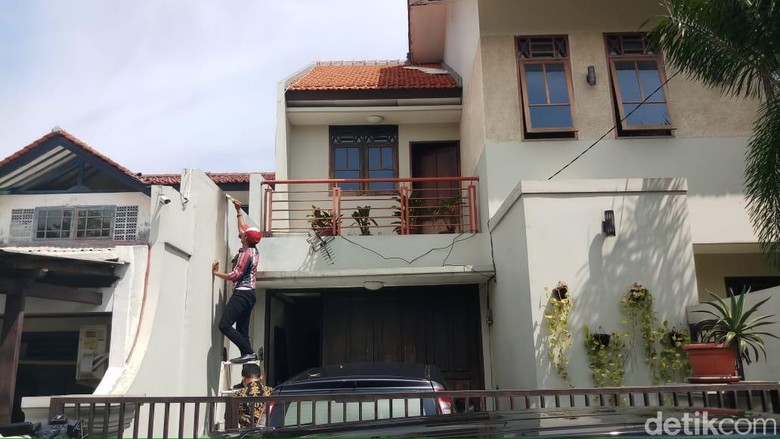 Dinding Berjelaga Bekas Molotov di Rumah Wakil Ketua KPK Dicat Ulang Dinding Berjelaga Bekas Molotov di Rumah Wakil Ketua KPK Dicat Ulang