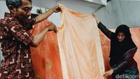 Selanjutnya usai direndam, kain batik akan dijemur agar warna yang sebelumnya telah di lukis di atas kain batik keluar secara sempurna.