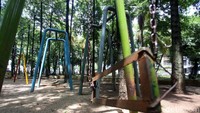 Sejumlah permainan anak yang ada di taman ini telah rusak.