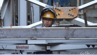 Para pekerja terus menyelesaikan pembangunan proyek.