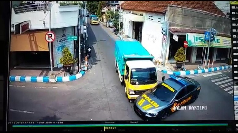  Truk  Tabrak Mobil  Patwal Polisi  Kesalahan Mutlak 