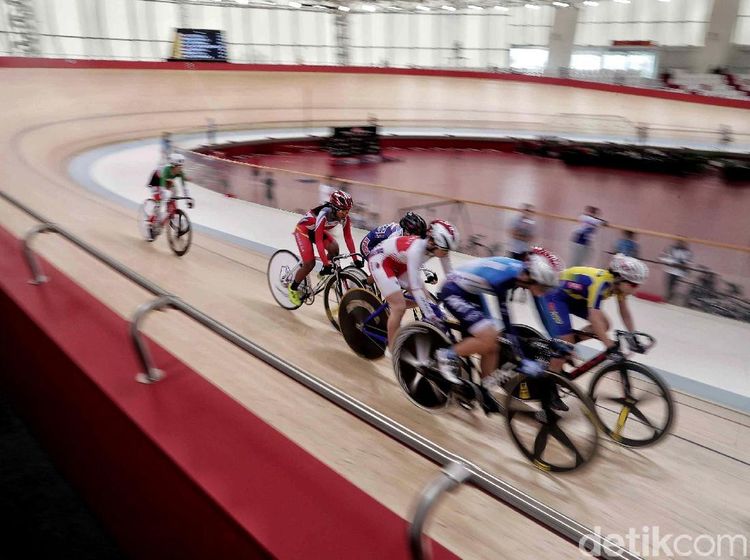 Melihat Atlet Pebalap Sepeda Berpacu di Asian Track Championship