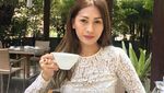 Momen Manis Tata Janeeta Tiup Kue Ultah dan Minum Secangkir Teh