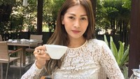 Jam segini enak nya minum Teh, kopi, bajigur atau baiigon rasa jeruk? 🤪, kata Tata. Hayo, pilih yang mana! Foto: Instagram tatajaneetaofficial