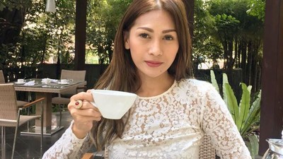 Momen Manis Tata Janeeta Tiup Kue Ultah dan Minum Secangkir Teh