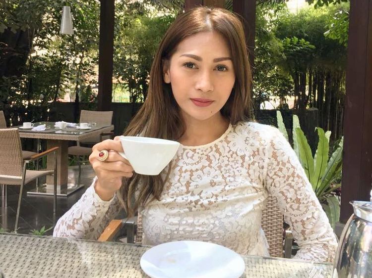 Momen Manis Tata Janeeta Tiup Kue Ultah dan Minum Secangkir Teh