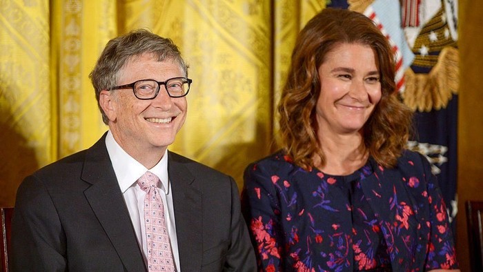 WASHINGTON, DC - NOVEMBER 22:  President Barack Obama presents Bill Gates and Melinda Gates with the 2016 Presidential Medal Of Freedom at the White House on November 22, 2016 in Washington, DC.  (Photo by Leigh Vogel/WireImage)