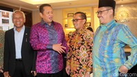 Bambang Soesatyo menyambut kedatangan Jaja Ahmad Jayus di ruang kerjanya, Gedung Nusantara III, Komplek Parlemen, Senayan, Jakarta, Kamis (10/1/2019). 