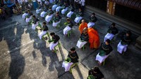 Momen ini sangat berharga bagi para biarawati bahkan mereka sampai menangis. Pada saat pergantian baju, rambut calon biksu wanita akan dicukur. (Athit Perawongmetha/Reuters)