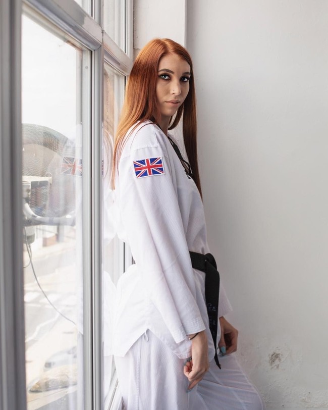 Jade Slavin telah mewakili negaranya di kejuaraan taekwondo dan sekarang bekerja di bidang olahraga sebagai pelatih. Tapi, siapa sangka jika tubuhnya yang terlalu tinggi itu menjadi masalah baginya. Ia pun menjadi korban bullying dan mengaku sulit mendapatkan pasangan. Foto: Instagram @jadeslavin92