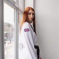 Jade Slavin telah mewakili negaranya di kejuaraan taekwondo dan sekarang bekerja di bidang olahraga sebagai pelatih. Tapi, siapa sangka jika tubuhnya yang terlalu tinggi itu menjadi masalah baginya. Ia pun menjadi korban bullying dan mengaku sulit mendapatkan pasangan. Foto: Instagram @jadeslavin92