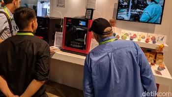 Melihat kecanggihan printer 3D. (Foto: detikINET/Adi Fida Rahman)