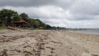 Meski kumuh dan jorok, pantai ini tetap disinggahi oleh para wisatawan mancanegara untuk surfing. Pantai Lakey memang dikenal sebagai surganya surfer. (Faruk Nickyrawi/detikTravel)
