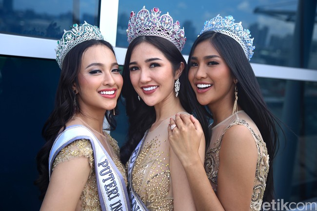 Bagi Sonia, pemenang utama Puteri Indonesia 2018, kehadiran Vania dan Wilda adalah bonus dalam kehidupannya. Kebetulan di keluarga, aku anak paling bontot. Nah, saat bareng mereka berdua, aku seperti punya adik baru, ungkap Sonia yang belum lama ini mewakili Indonesia di Miss Universe 2018 di Bangkok, Thailand. (Foto: Muhammad Ridho)