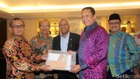 Jaja menyerahkan berkas nama-nama calon hakim agung ke Bambang Soesatyo.