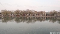 Kota Jinan di Provinsi Shandong, China menyimpan banyak destinasi menarik. Tepat di depan Daming Lake terdapat sebuah kawasan kota tua bernama Baihuangzhou (Bonauli/detikTravel)
