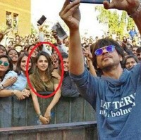 Seorang wanita jadi viral karena foto selfie Shahrukh Khan. Kala itu bintang Bollywood tersebut hendak berfoto selfie bersama penggemarnya saat mengunjungi Symbiosis Institute of Designs. Ketika fotonya viral, netizen juga mendapati sosok gadis manis yang tersenyum sambil berpose ke arah kamera Shahrukh Khan. Remaja asal Srinagar itu pun jadi populer dalam semalam. Foto: istimewa