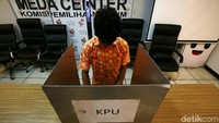 Siswa melakukan pencoblosan di bilik suara.