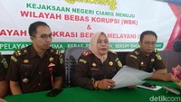 Barang bukti tilang STNK dan kebanyakan SIM setiap bulan 100 buah tidak diambil. Itu sudah terjadi bertahun-tahun, sekarang disimpan di gudang, ujar Kasi Pidum Kejaksaan Negeri Ciamis Ryan Palasi di Kantor Kejari Ciamis Kamis (10/1/2019).