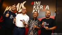 Ketua Umum Himpunan Pengusaha Muda Indonesia Jakarta Raya (Hipmi Jaya) Afifudin Kalla, Direktur Penggalangan Pemilih Muda Tim Kampanye Nasional (TKN) Jokowi-Amin Bahlil Lahadalia, Wakil Ketua (TKN) Jokowi-Amin Rosan Roeslani, dan moderator Ache Hararap berfoto bersama usai talkshow.