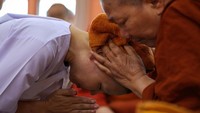 Saat ini para biksu wanita tidak bisa membantu menahbiskan calon biksu perempuan karena upacaranya butuh 10 biarawan wanita dan 10 biarawan pria. Namun pria dilarang menahbiskan perempuan sejak tahun 1928. (Athit Perawongmetha/Reuters)