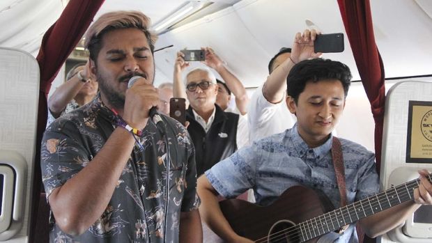 Wah, Ada Live Music Akustikan di Penerbangan Garuda 