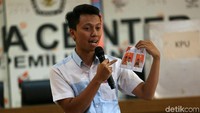 Petugas memberikan pengetahuan soal surat suara calon peserta pemilu. 