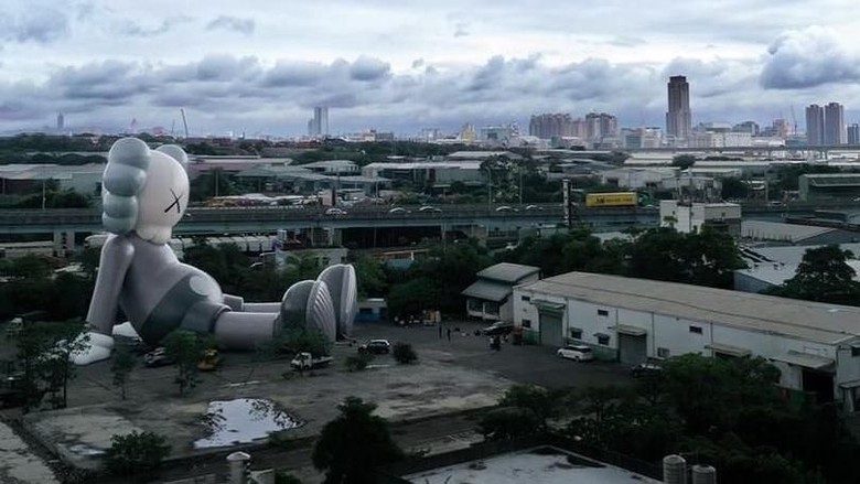 Patung Raksasa ala Seniman Jalanan Kaws Mendarat di Taipei Patung Raksasa ala Seniman Jalanan Kaws Mendarat di Taipei