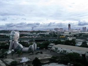 Patung Raksasa ala Seniman Jalanan Kaws Mendarat di Taipei