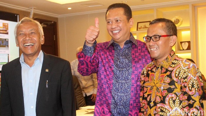 Ketua KY Serahkan 4 Nama Calon Hakim Agung ke DPR