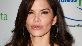 Selain piawai di dunia presenter televisi, Lauren Sanchez juga memiliki keahlian sebagai pilot. Dia meraih lisensi sebagai pilot helikopter pada Juni 2016. Dia kemudian mendirikan Black Ops Aviation, sebuah production house film khusus dunia aviasi. Foto: AFP