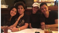 Bersama dengan keluarga, wanita cantik ini pun terlihat asyik menikmati es teh manis. Foto: Instagram@susansameeh
