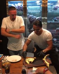 Pesta Daging! Neymar hingga Buffon Mampir ke Restoran Salt Bae